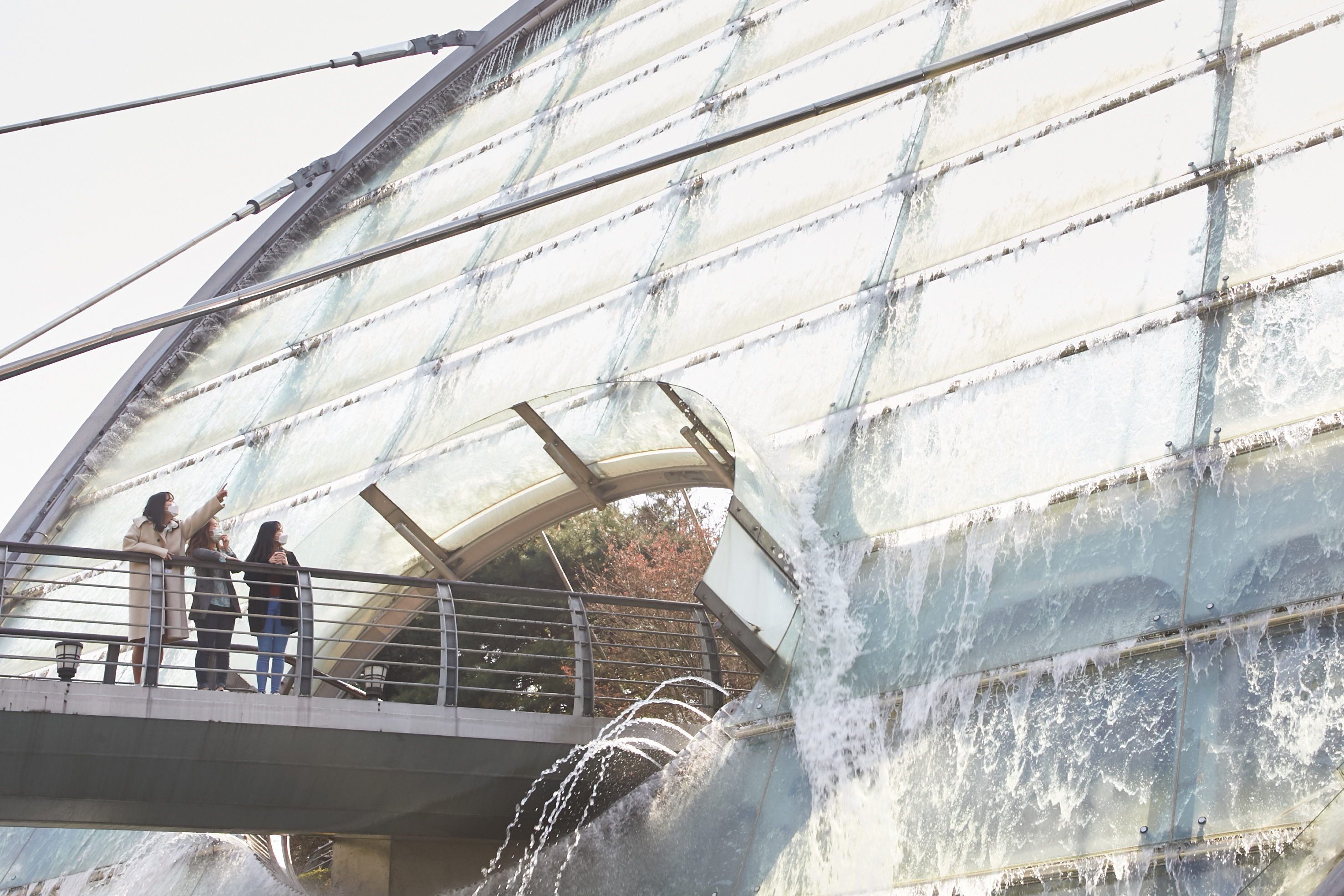 Aqua Pedestrian Overpass at the Seoul Art Center  2